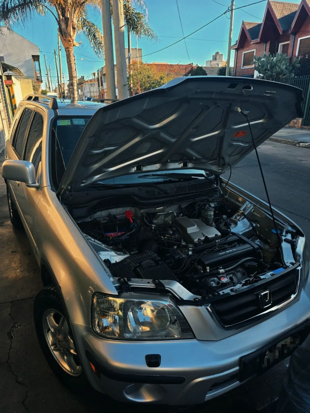 Honda real con el capot abierto durante un trabajo mecánico